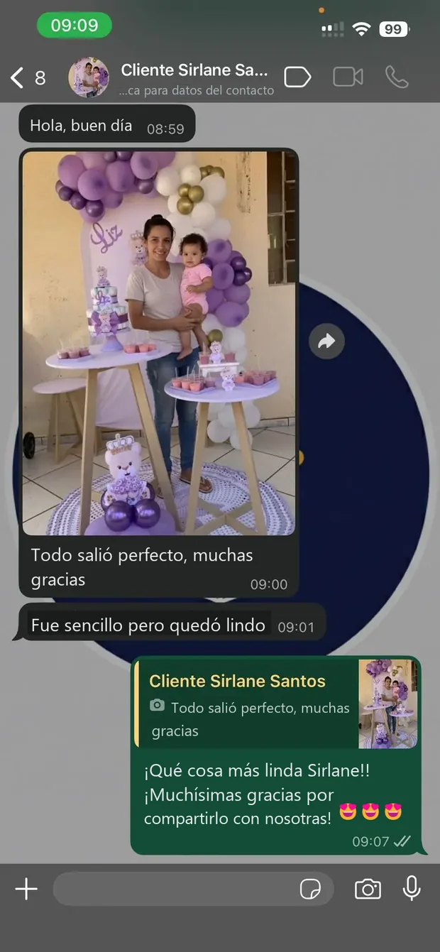 Clienta mostrando su fiesta montada