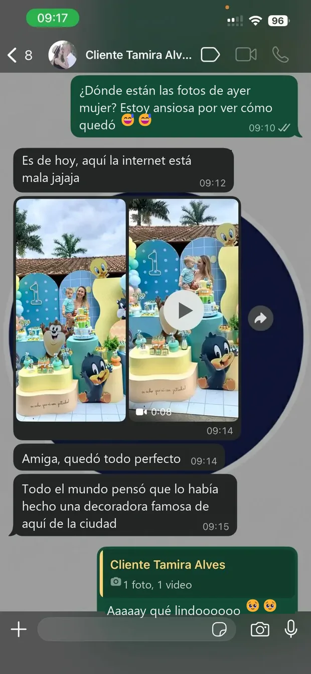 Clienta con la decoración terminada